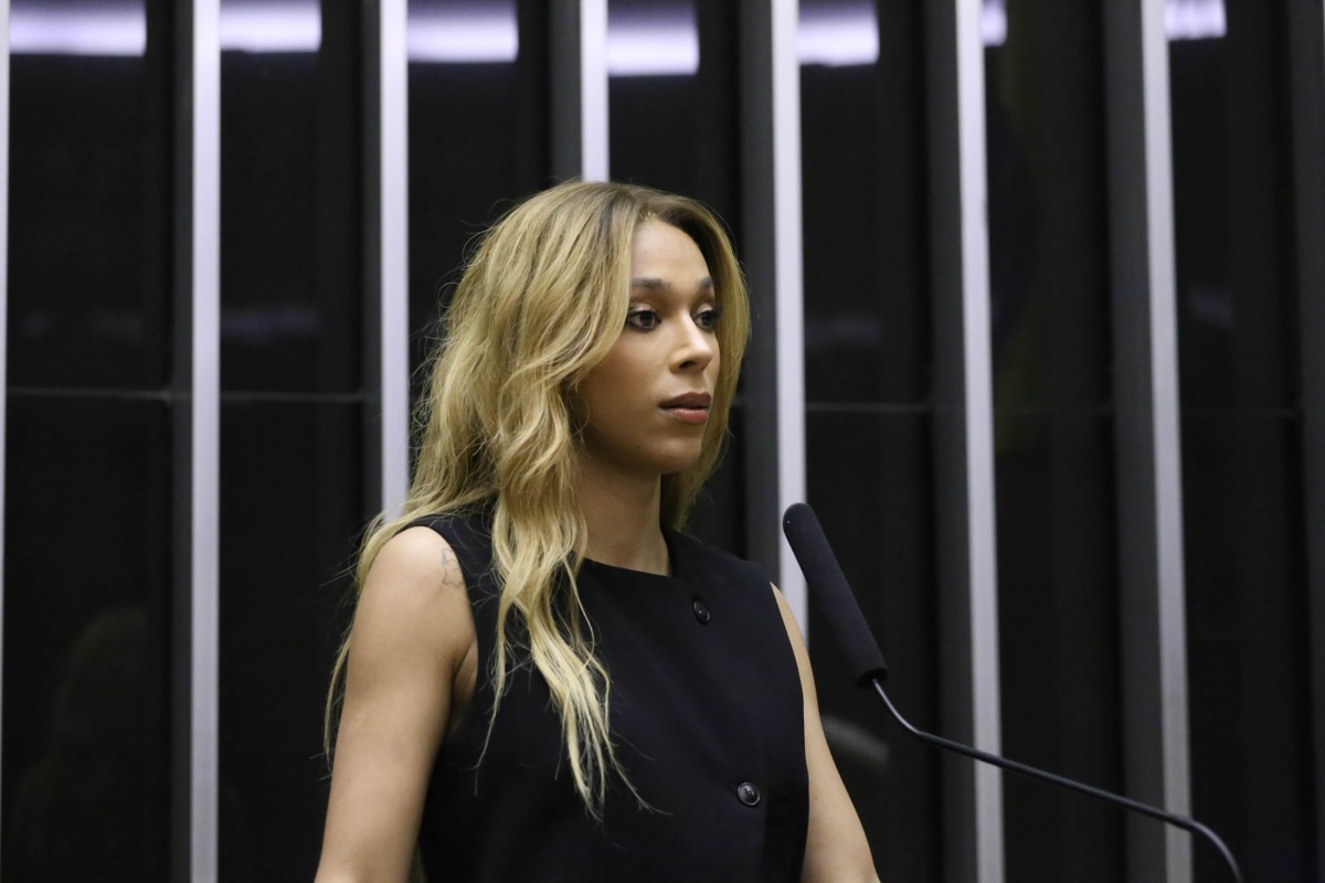 Érika Hilton aciona PGR contra Flávio Bolsonaro e Nikolas por incitação a interferência do