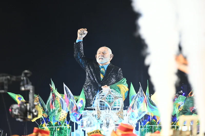 Escândalo no Carnaval: Escola de Samba que Homenageou Lula Denuncia Perseguição Política