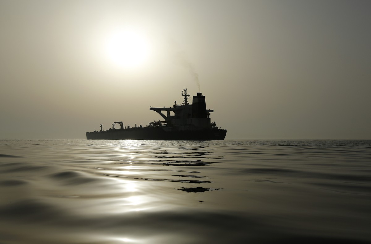 EUA tentam apreender navio petroleiro ligado à Venezuela após perseguição de semanas