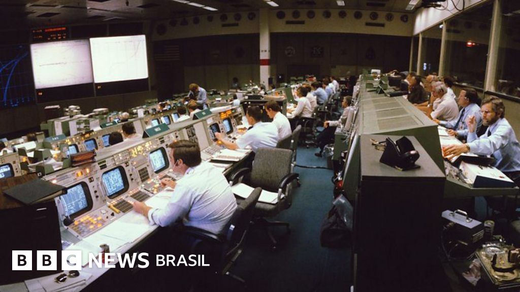 Evolução da Sala de Controle da NASA: Do Projeto Mercury à Artemis