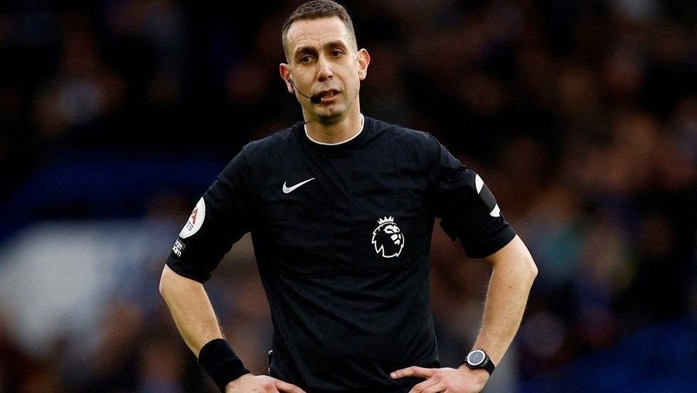 Ex-árbitro da Premier League recebe pena suspensa por imagens indecentes