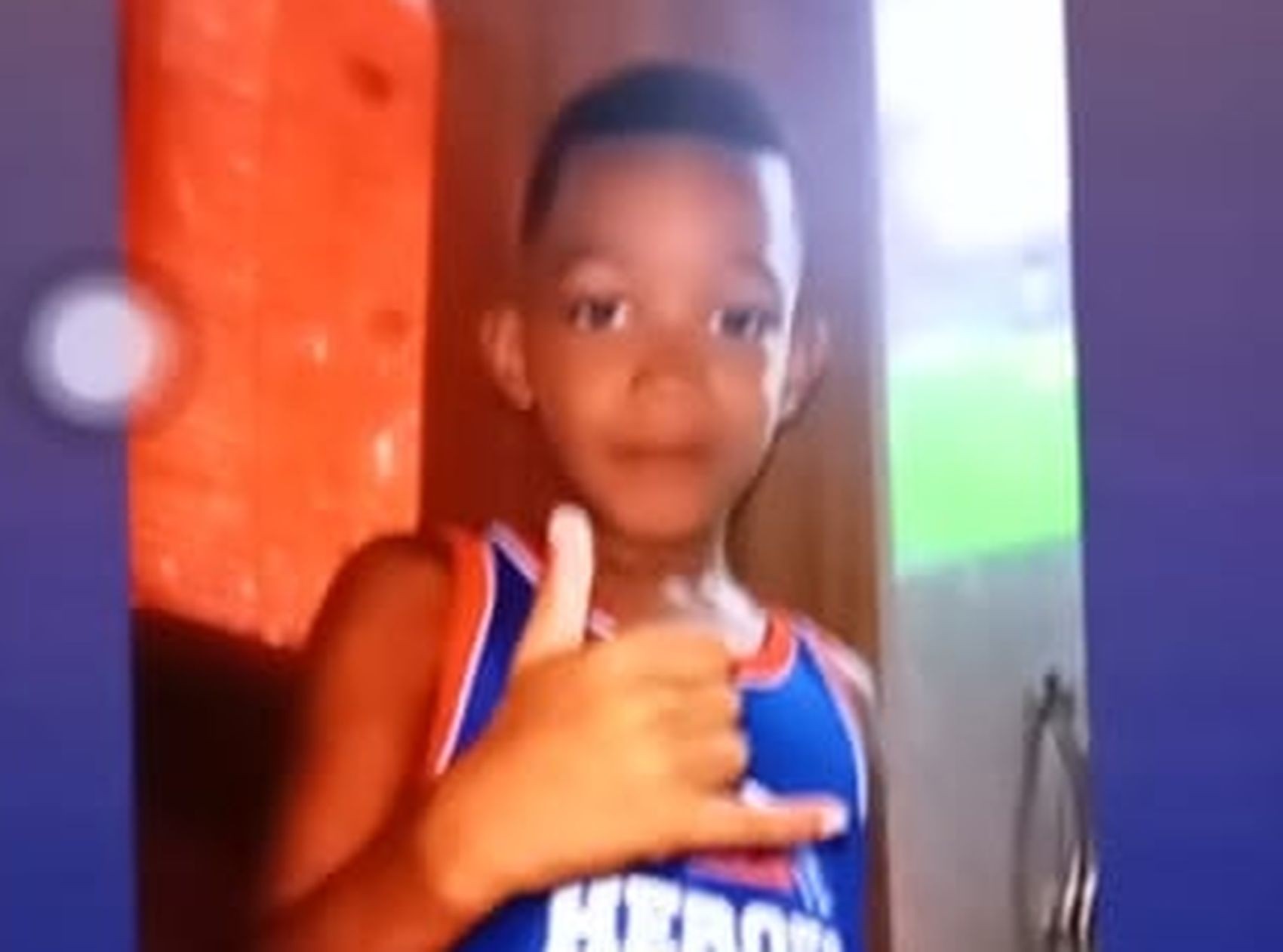 Familiares se despedem de criança que morreu após ser atingida por pilastra em Aracaju