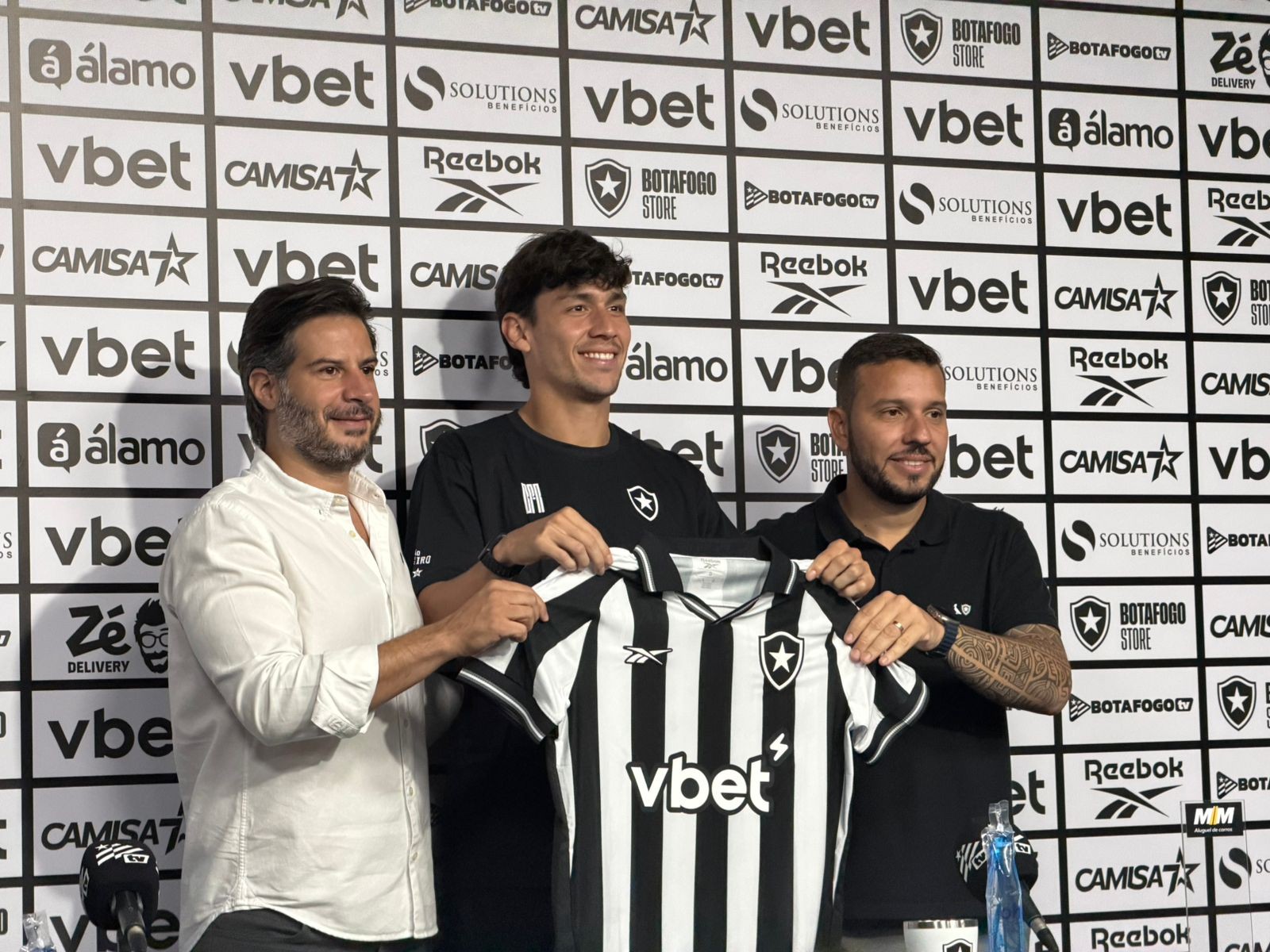 Ferraresi é Apresentado: O Zagueiro Venezuelano Chega ao Botafogo com Foco no Clássico