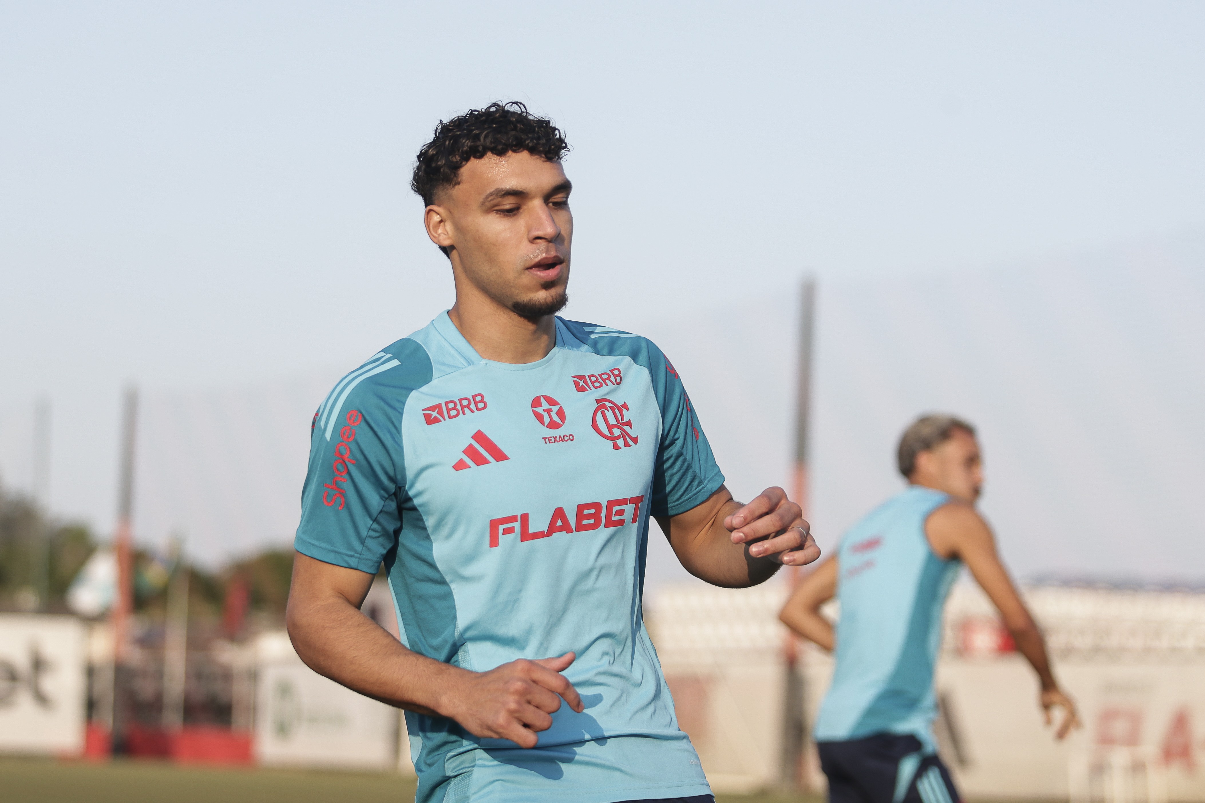 Flamengo negocia venda de Victor Hugo ao Atlético-MG