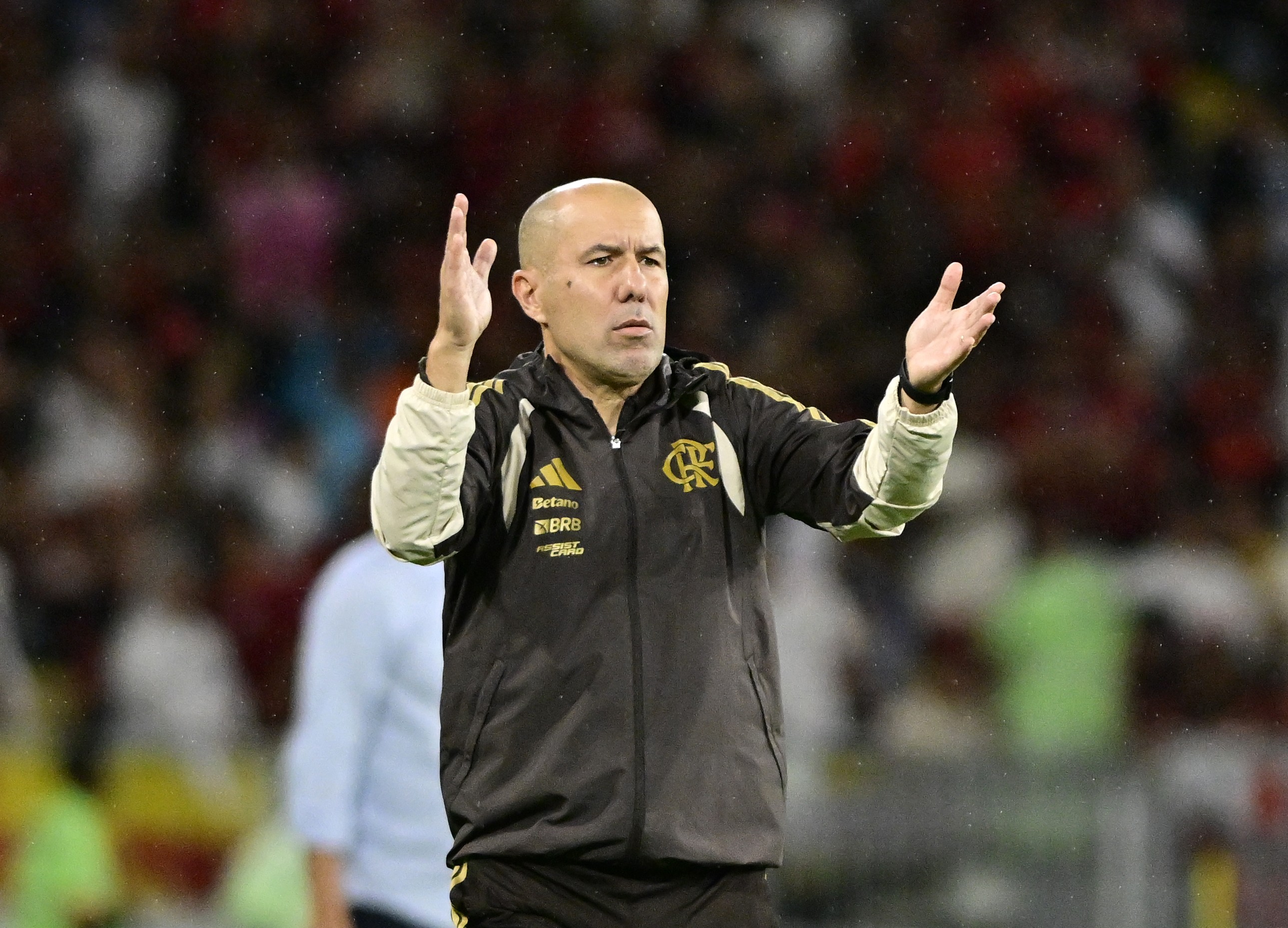 Flamengo x Cruzeiro: Torcida reage a Gerson e Jardim em noite de confusão no Maracanã