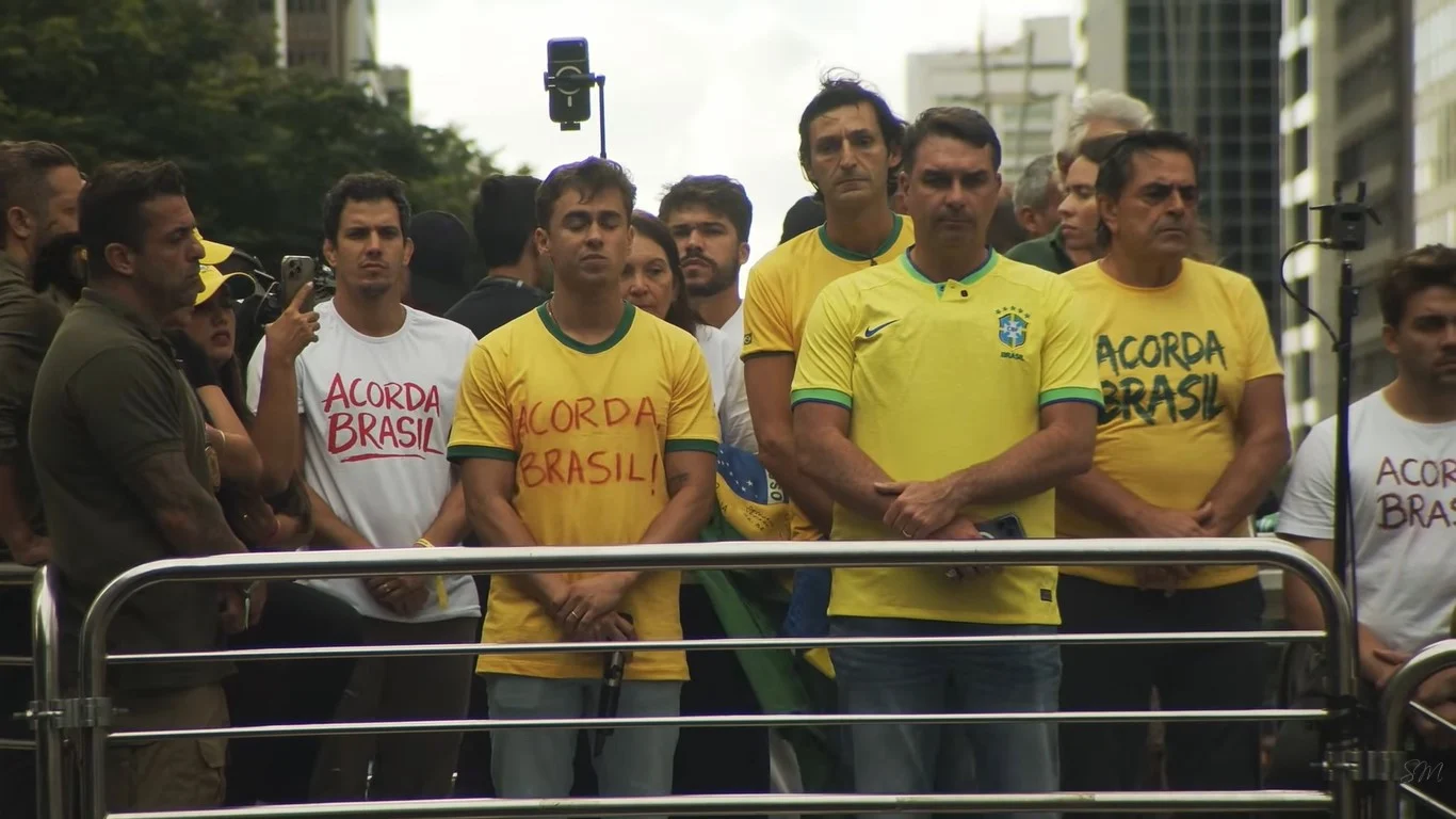 Flávio Bolsonaro assume papel de liderança em ato da direita em SP