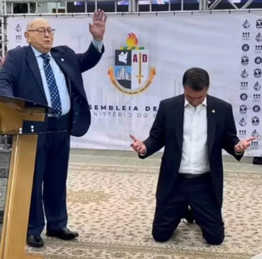 Flávio Bolsonaro é denunciado por propaganda eleitoral antecipada em igreja evangélica