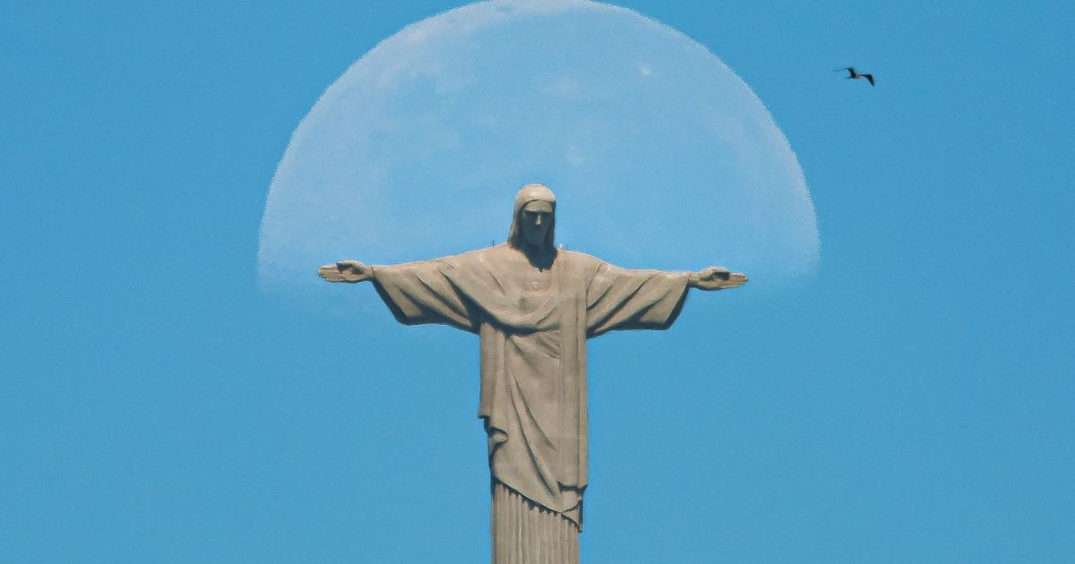 Fotógrafo captura lua “abraçando” o Cristo Redentor em verão carioca