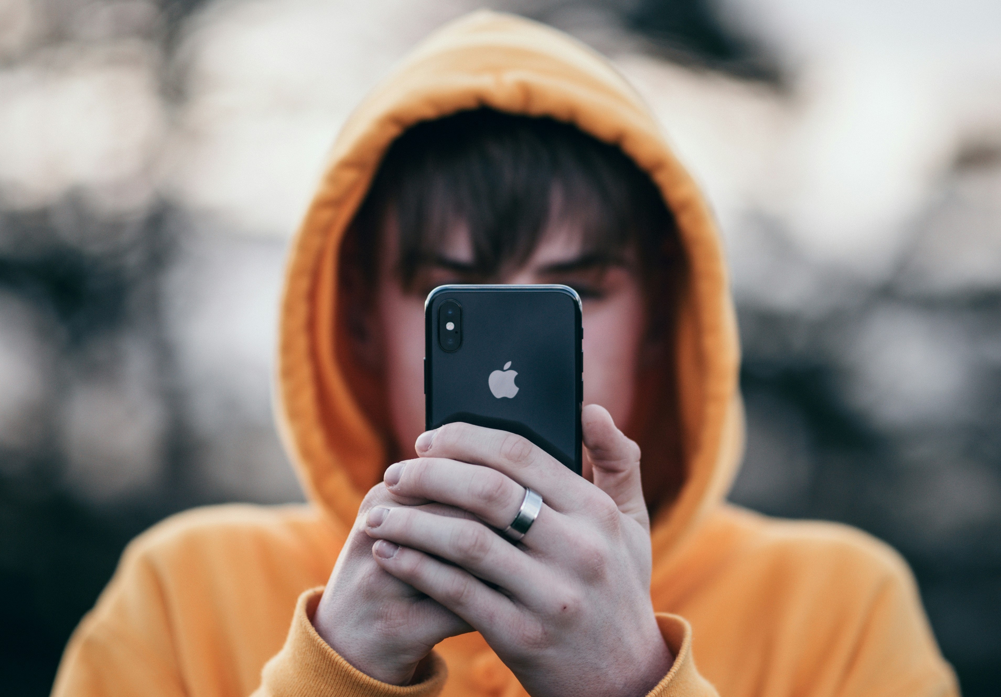 França planeja proibir redes sociais para menores de 15 anos