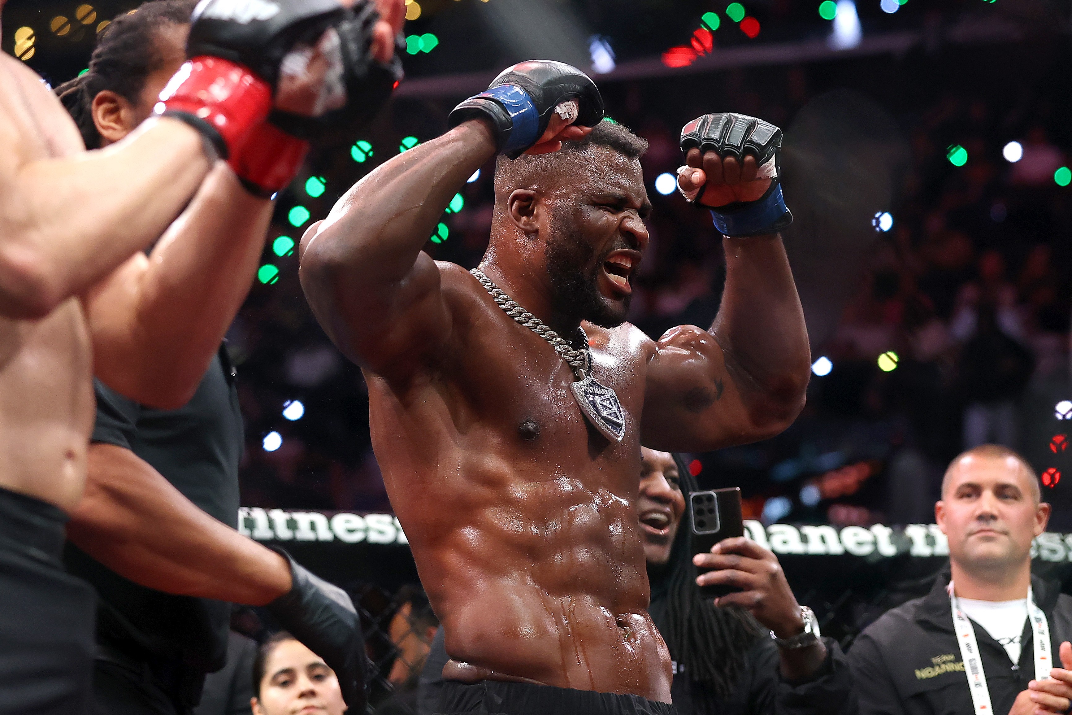 Francis Ngannou nocauteia Philipe Lins e dá bônus de R$ 505 mil a seu oponente!