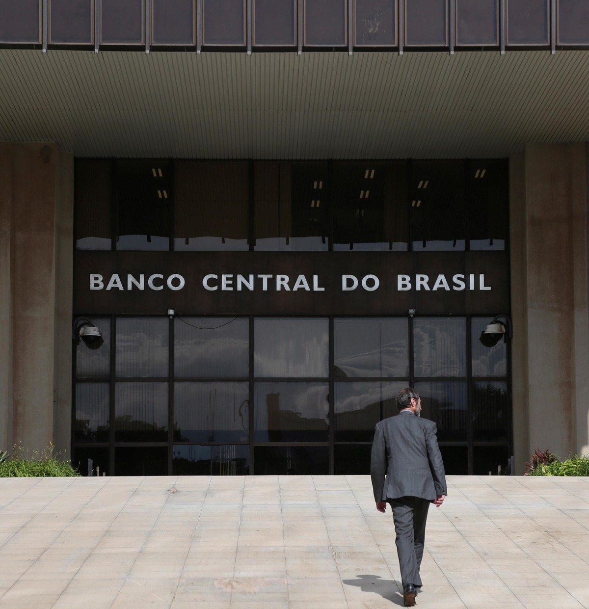 Frente Parlamentar e União Nacional de Entidades de Comércio e Serviços divulgam nota em d
