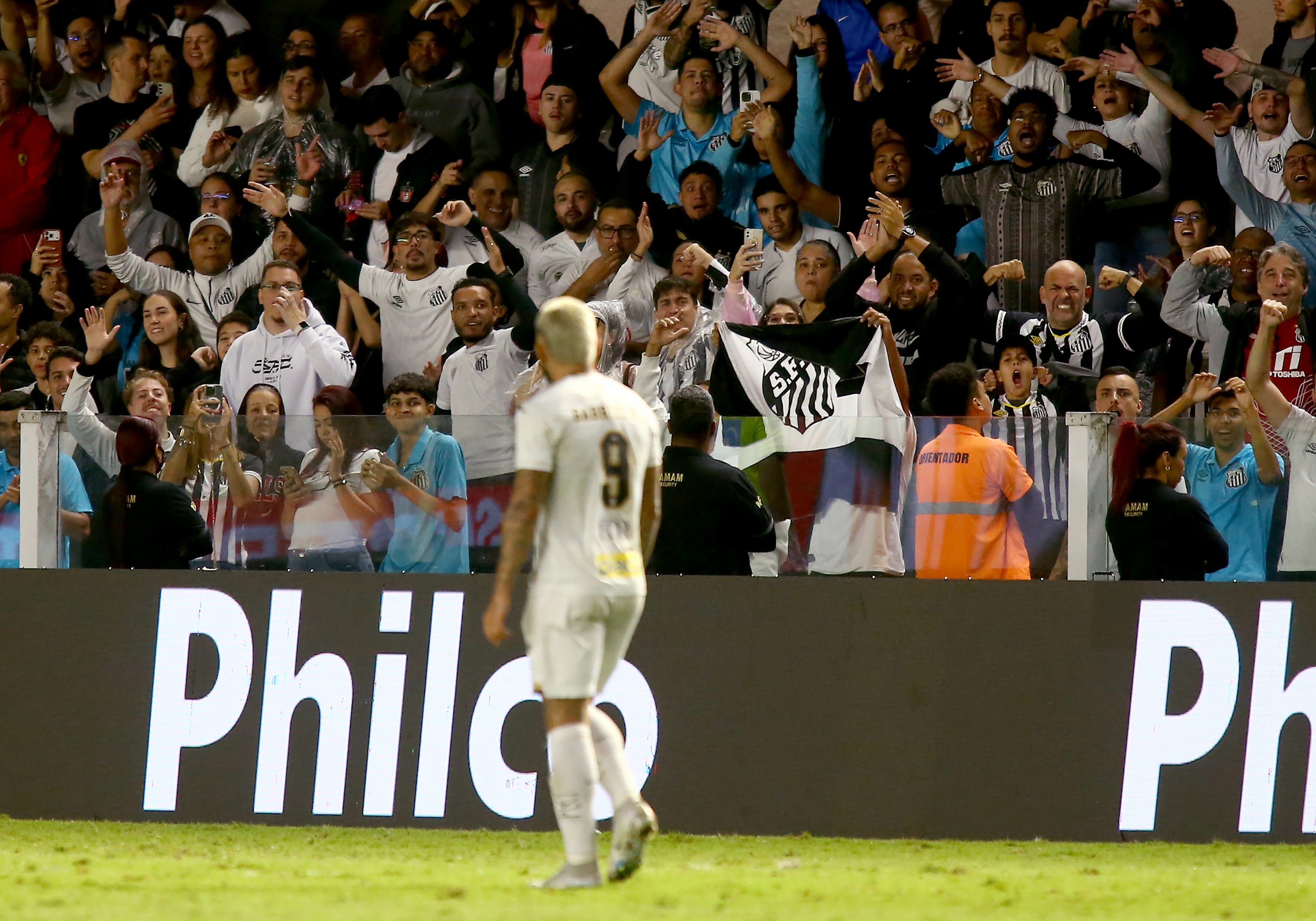 Gabigol é expulso por gesto obsceno em jogo do Santos x Vitória: VAR decide