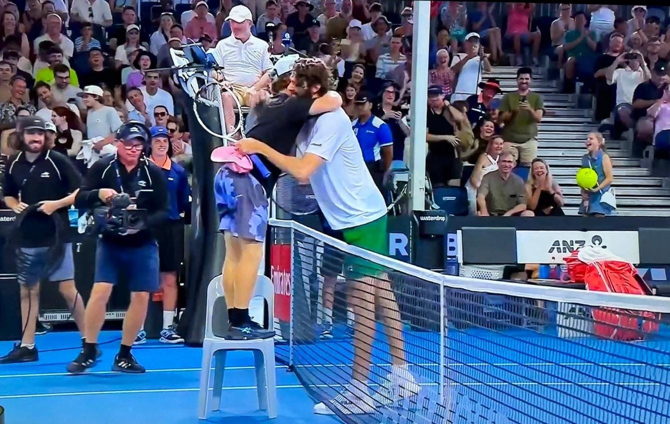 Gigante usa cadeira para cumprimentar rival no ATP de Brisbane; veja vídeo