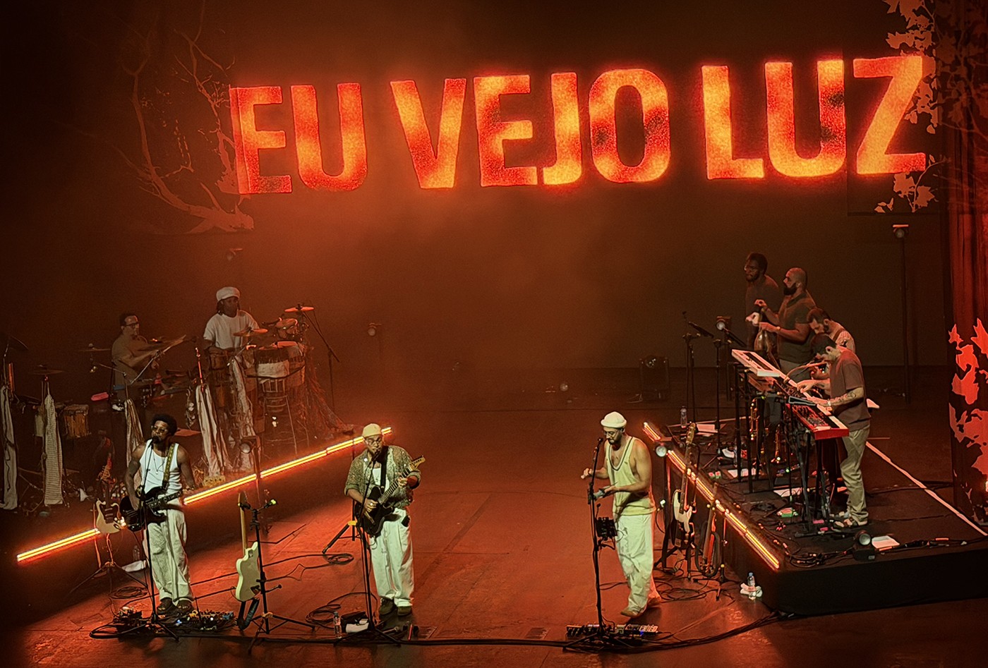 Gilsons Conquista o Rio com o Show 'Eu Vejo Luz' e Revela Evolução Musical