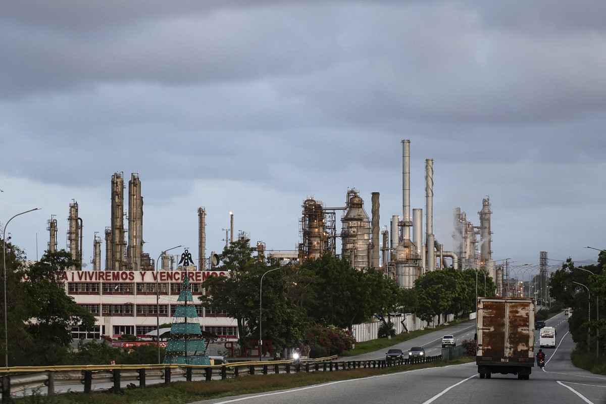 Governo Trump exige que Venezuela deixe de vender petróleo a Rússia e China, diz TV