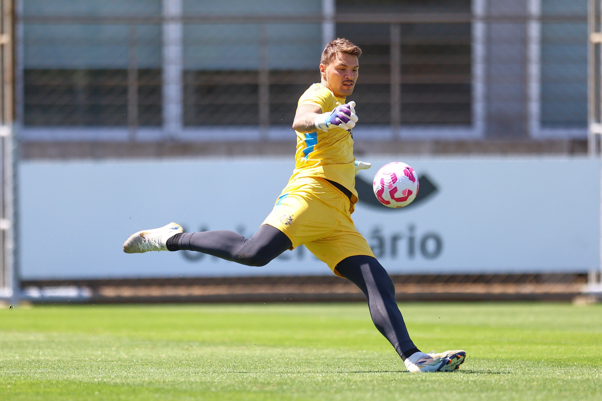 Grêmio anuncia renovação com goleiro Gabriel Grando; veja tempo de contrato