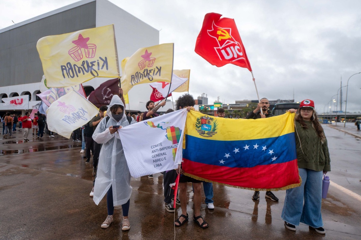 Grupo marcha em direção à Embaixada dos EUA para exigir "Maduro livre"