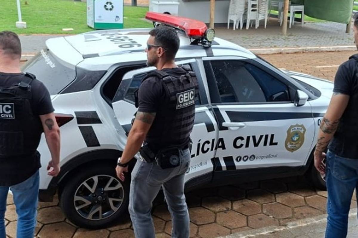 Homem quebra perna da ex-companheira em agressão com pá e vai preso