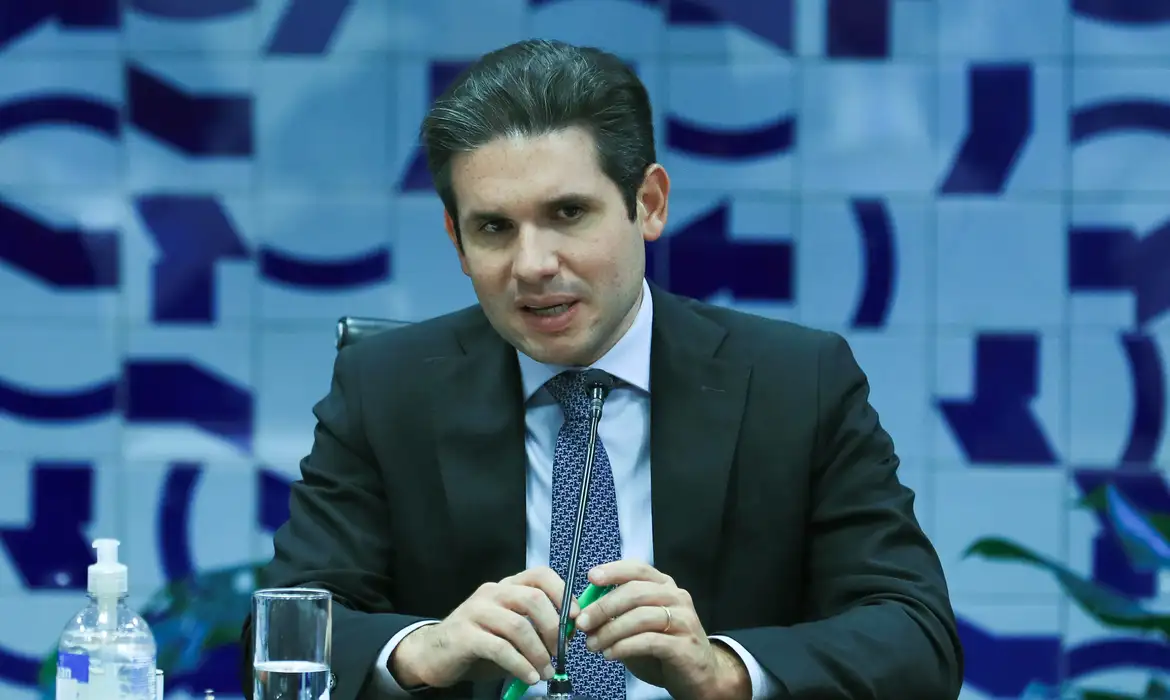 Hugo Motta prevê votação do fim da escala 6×1 até maio