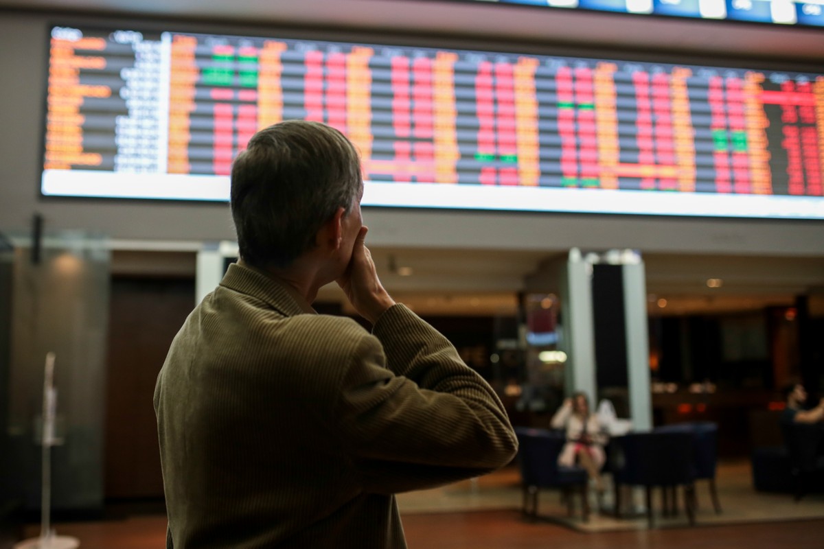 Ibovespa passa por correção e cede 1%; Petrobras e Vale limitam perdas