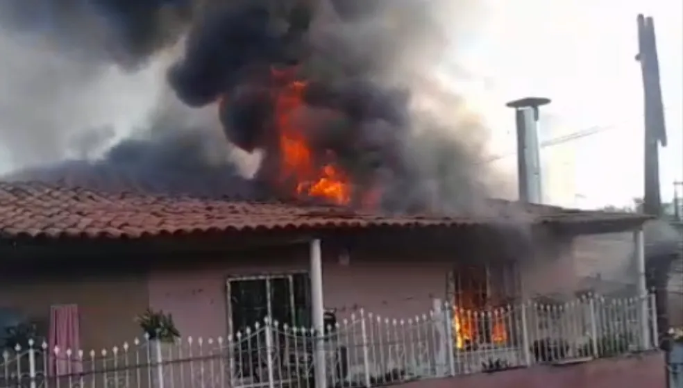 Incêndio em casa em Fortaleza: menina de 8 anos é resgatada dos chamas