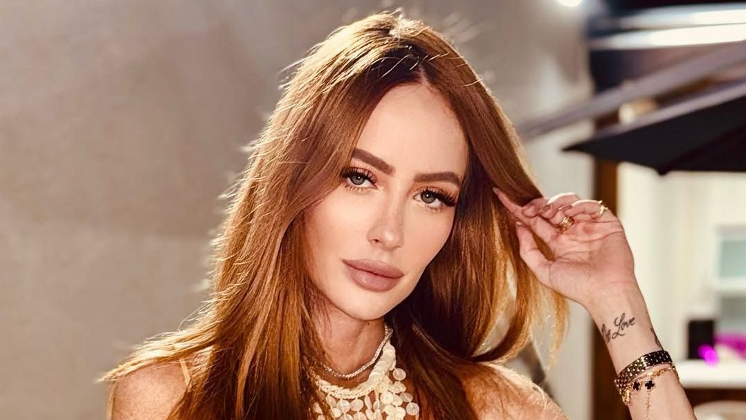 Influencer expõe traição após marido casar com suposta garota de programa