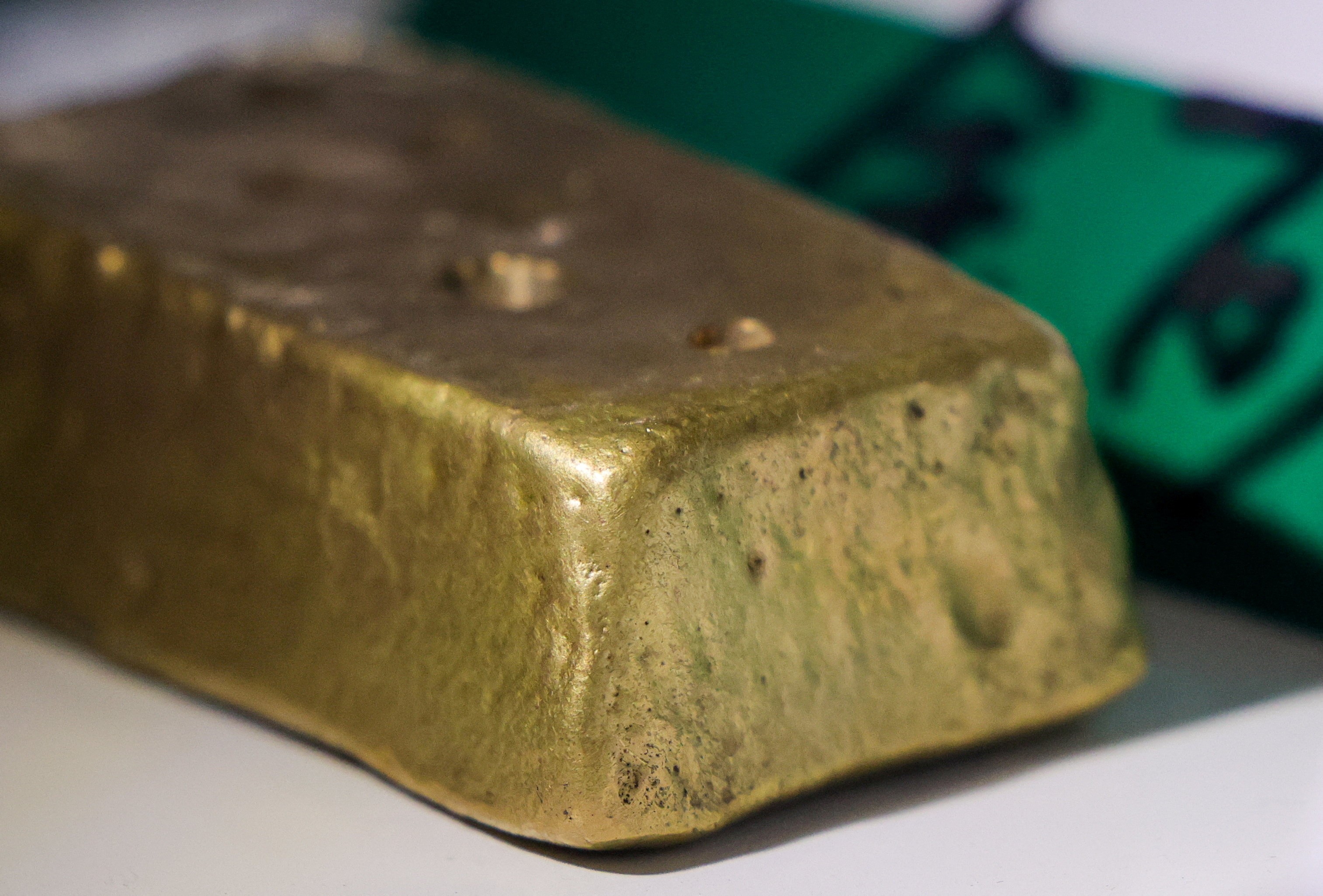 Instabilidade na Venezuela impulsiona alta do ouro e recorde da prata
