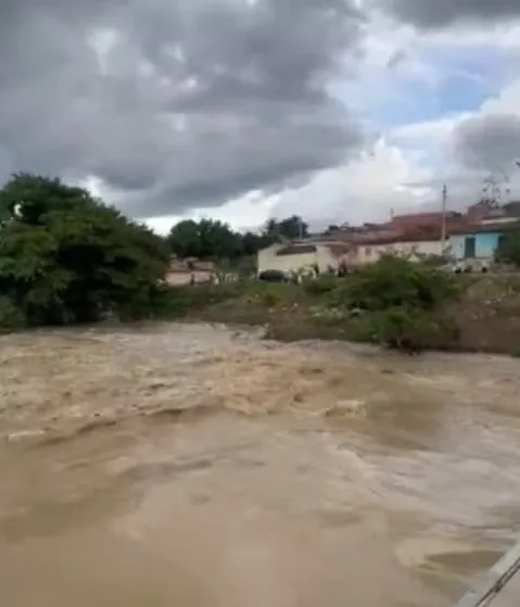 Inundações no Ceará: Moradores Ficam Ilhados em Nova Olinda