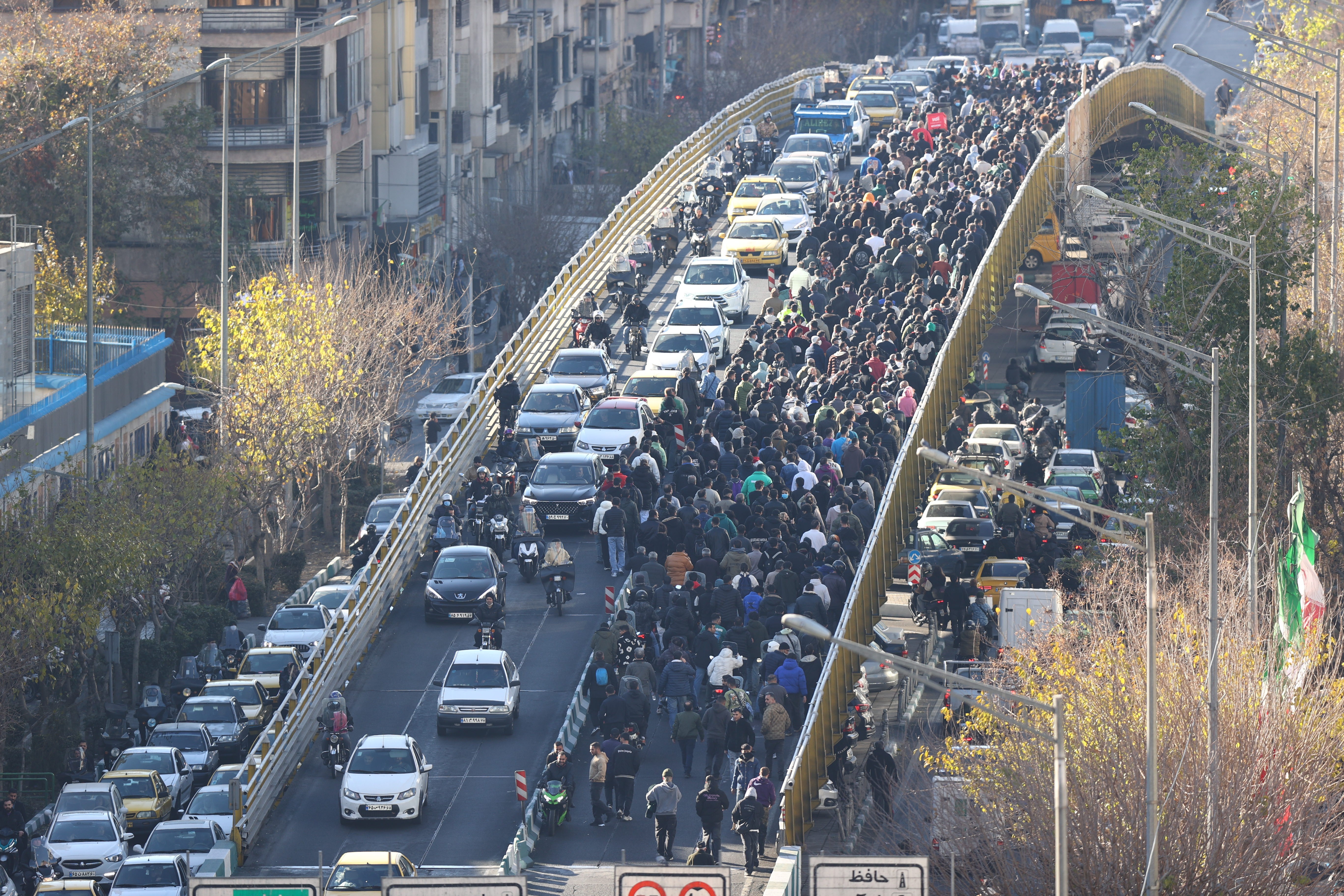 Irã tem 'dia sangrento' em meio a onda de protestos e a apagão da internet
