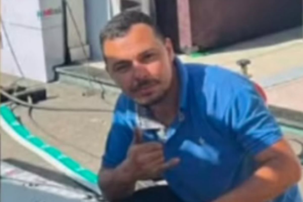 Irmão de influencer é morto a tiros ao parar moto e mexer no celular