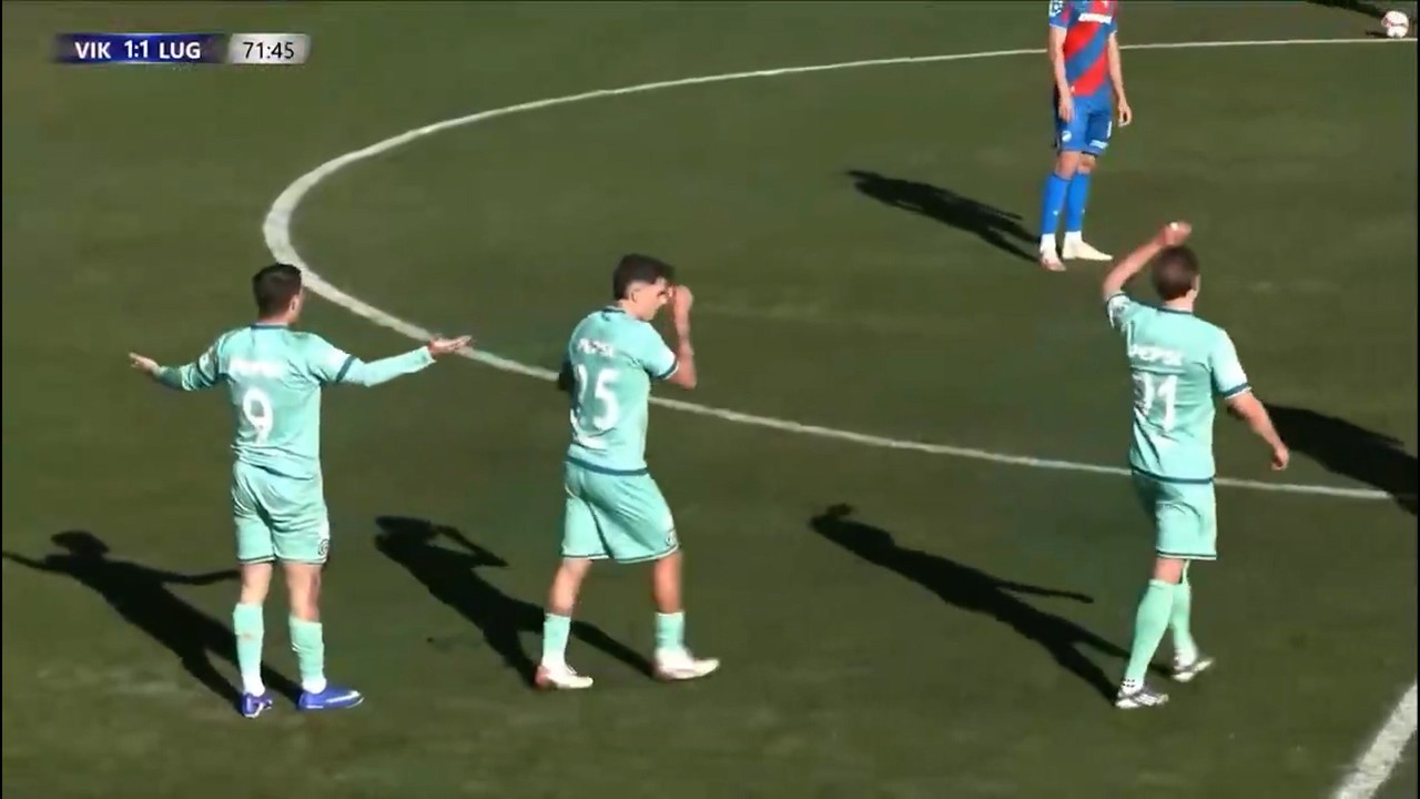 Jogador do Lugano, da Suíça, parte para cima de colega de time durante amistoso; veja
