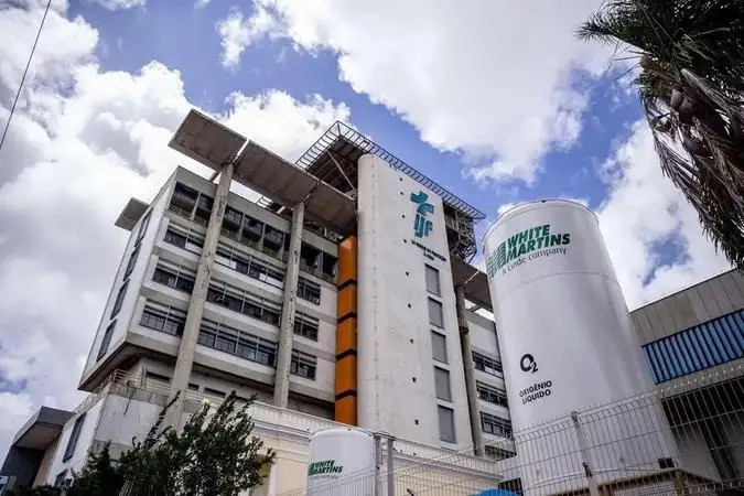 Jovem Atacada com Foice: Recuperação Avança com Reimplante de Mãos no IJF