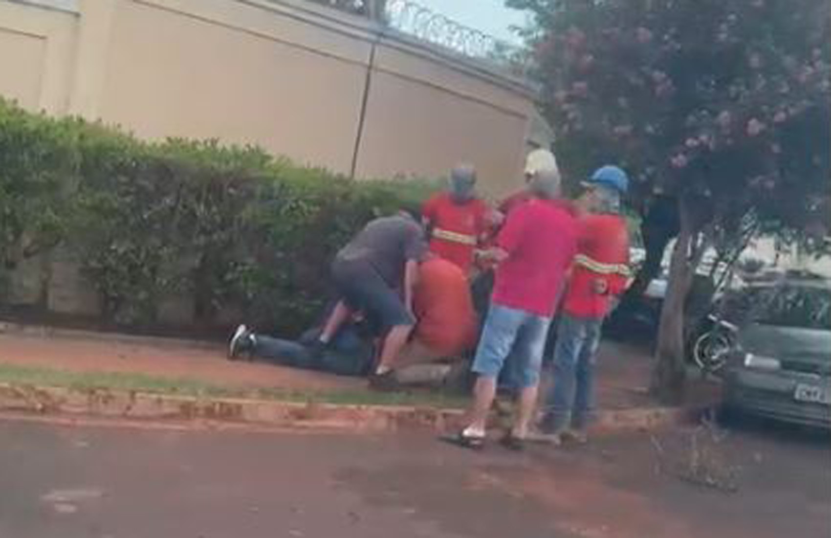 Ladrão é detido por trabalhadores ao tentar roubar mulher no meio da rua na zona Sul de Ri