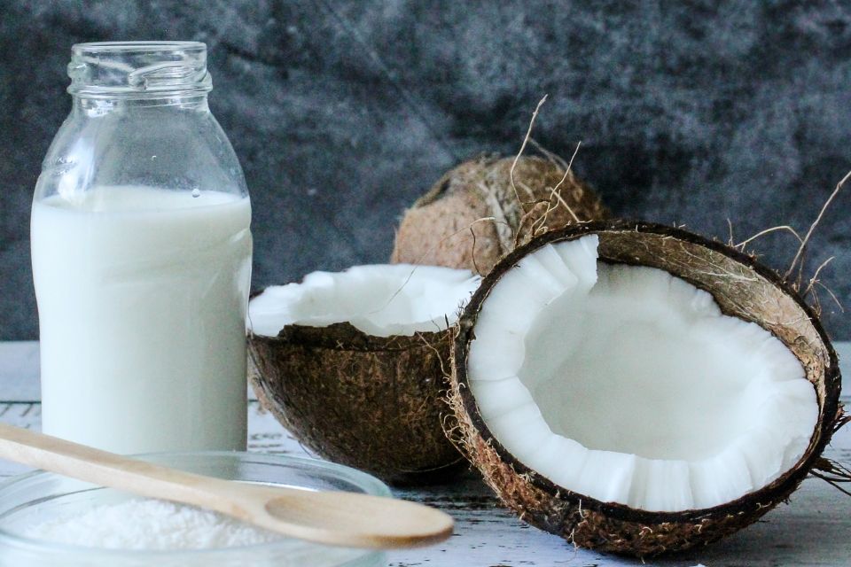 Leite de coco caseiro é opção mais saudável e econômica
