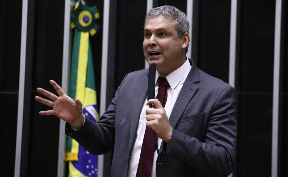 Lindbergh pede para PF investigar Flávio, Eduardo e Nikolas por ataques ao Estado de Direi