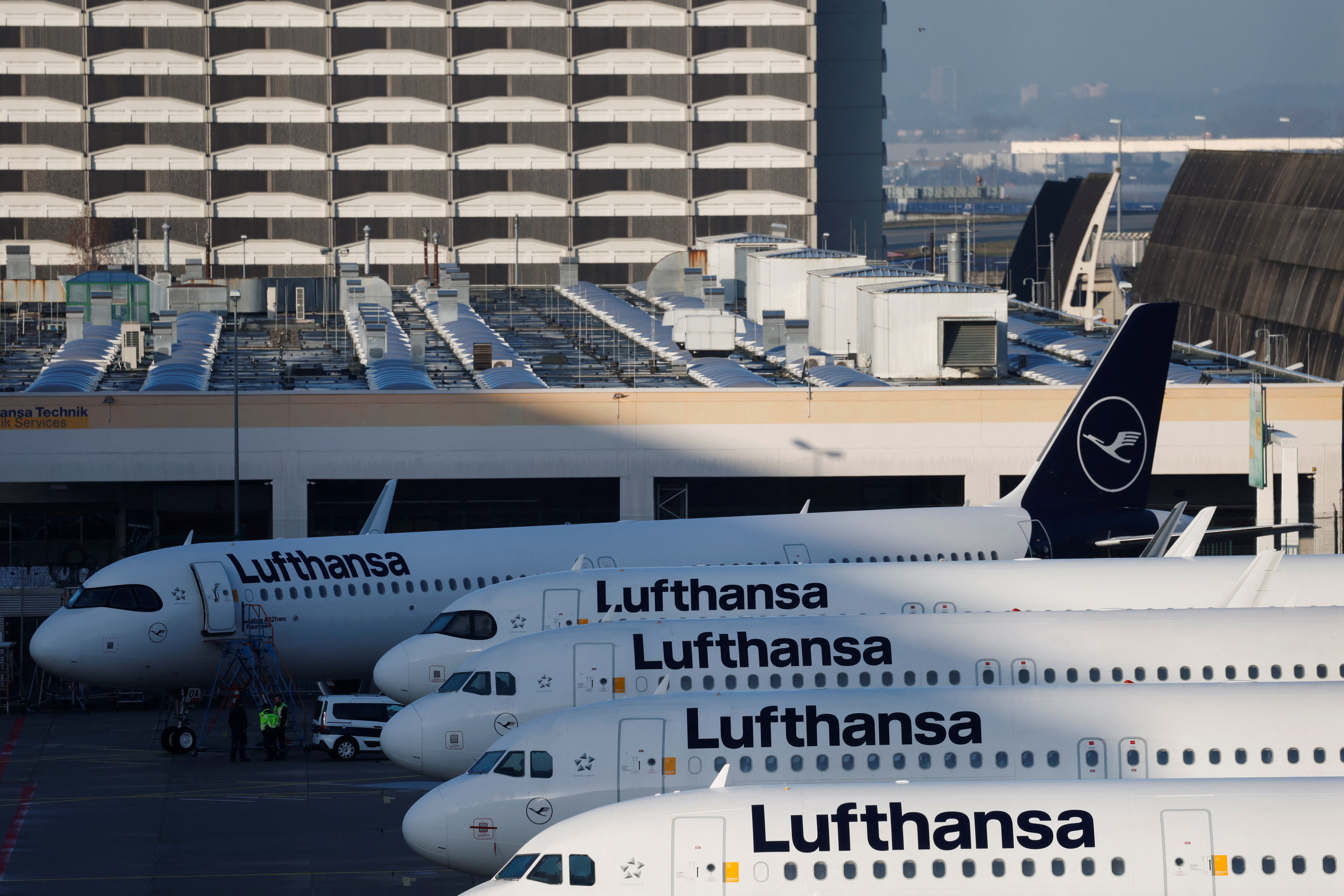 Lufthansa cancela 20 mil voos e economiza combustível