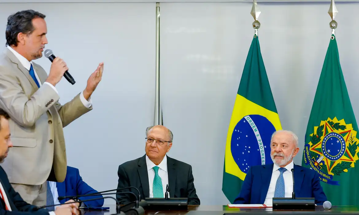 Lula zerar 'taxa das blusinhas': Entenda como isso afetará sua compra