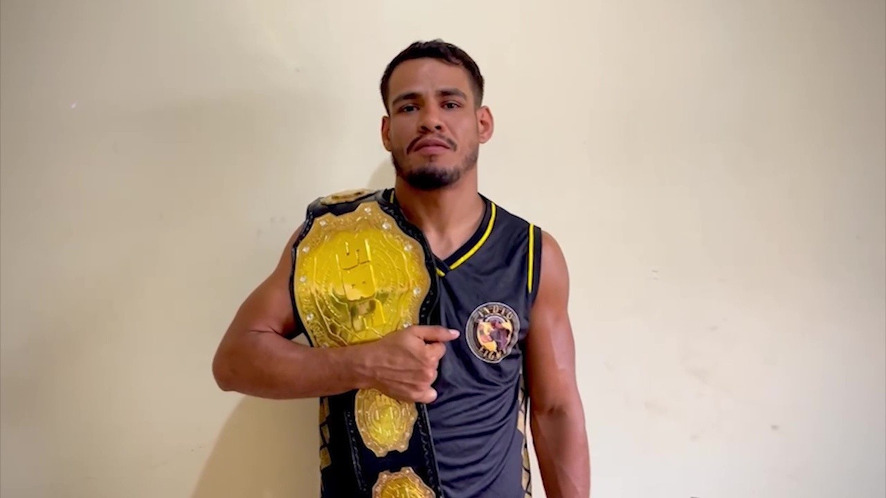 Lutador Acreano Wendel Almeida Faz Trend da Rocinha com Cinturões do Shooto Brasil