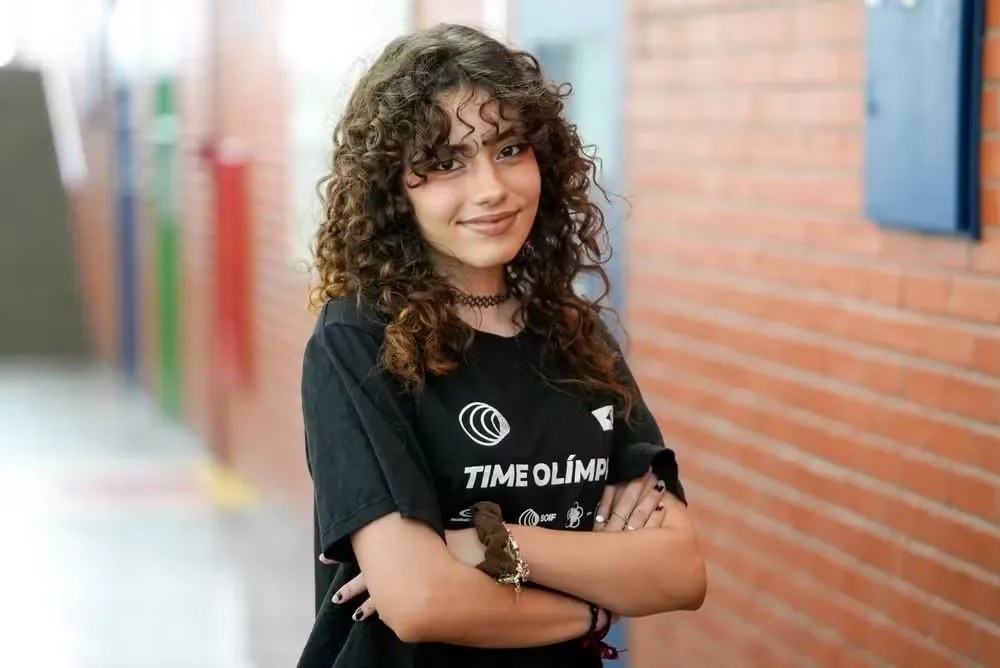 Mão de Fé:  Cearense de 16 Anos é a Única Mulher entre Brasileiros Classificados para Olimpíada de Física 2026