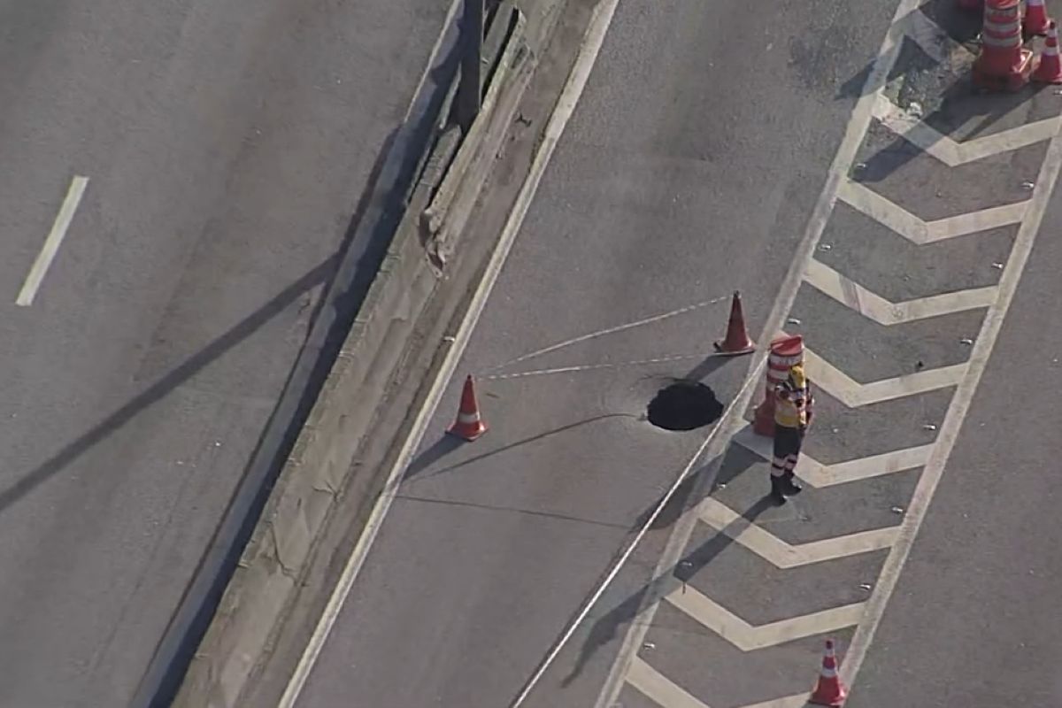 Marginal Tietê tem trecho fechado após buraco surgir na pista central
