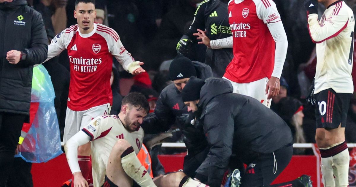 Martinelli é criticado e pede desculpas após lance com Bradley no Arsenal