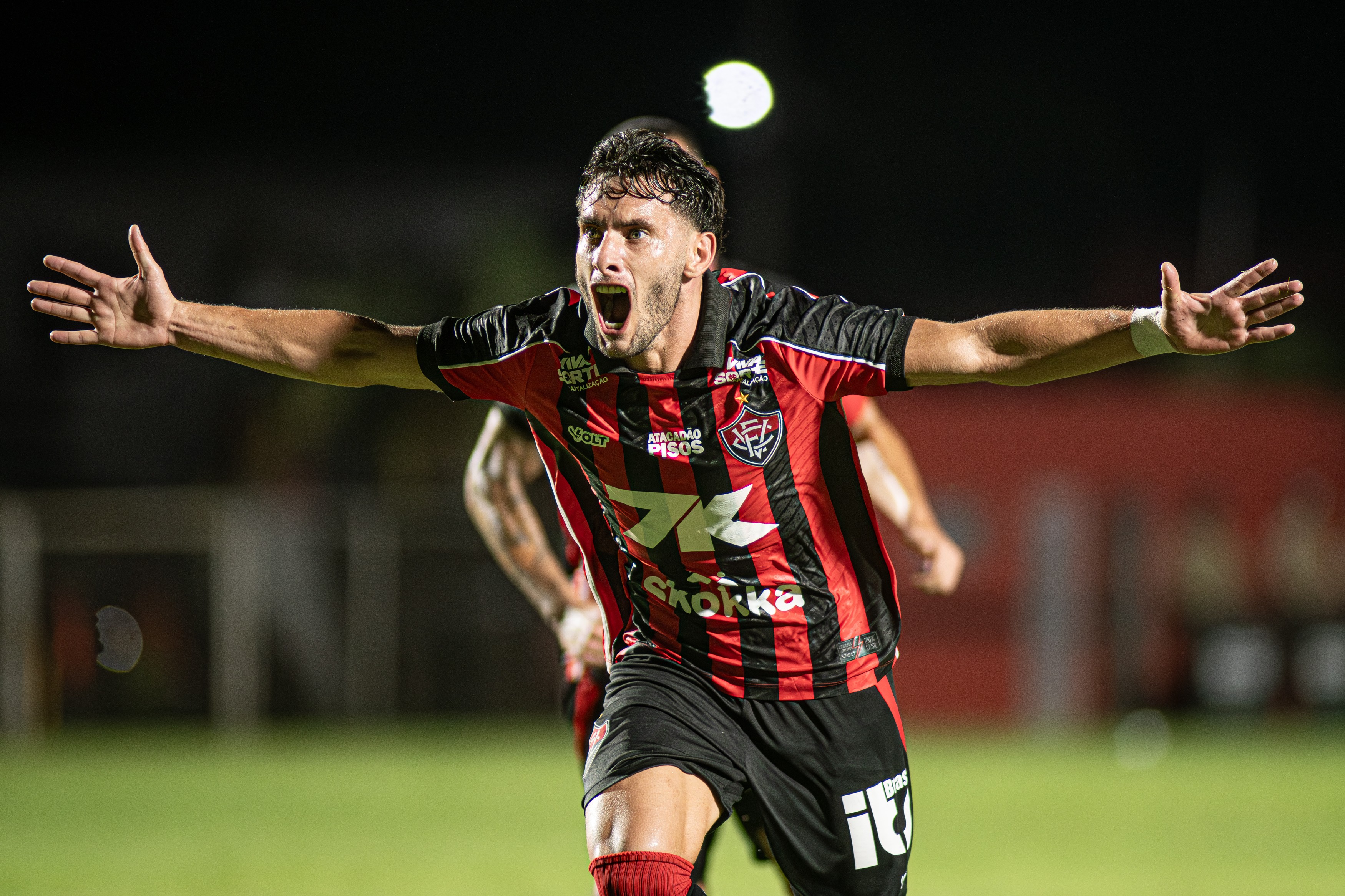 Martínez Impressiona no Vitória: Conheça o Meia Argentino que Está Mudando o Jogo