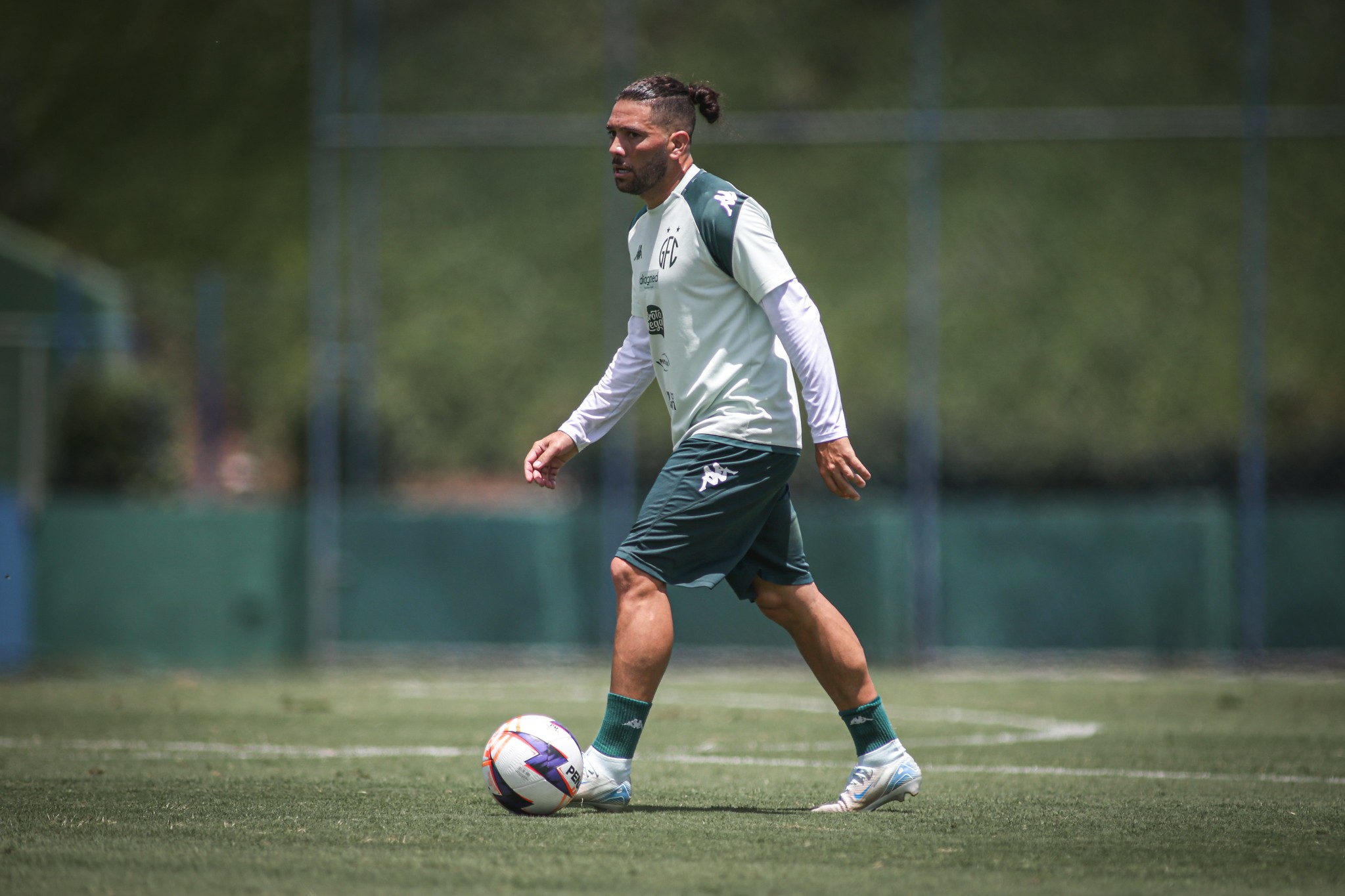 Matheus Costa esboça time titular do Guarani com quatro remanescentes e sete reforços
