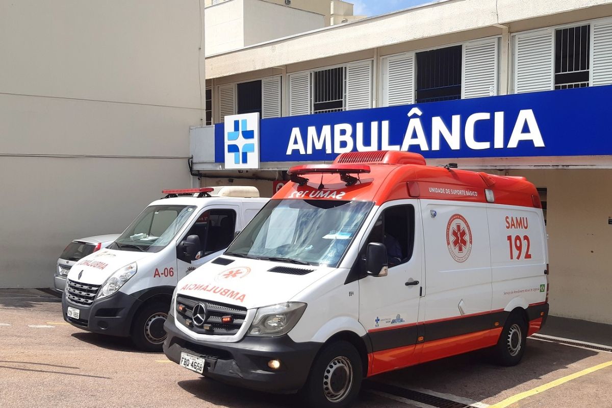 Mecânico ciumento esfaqueia atual namorado da ex pelas costas e foge