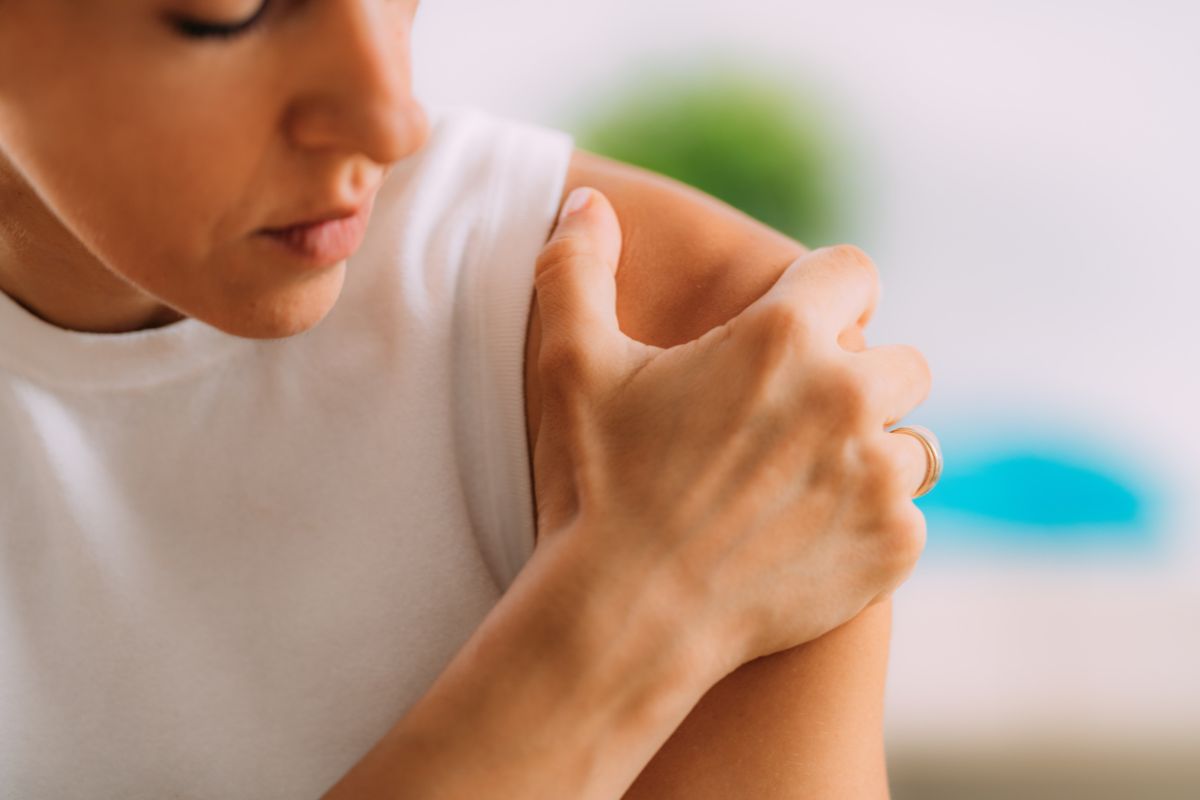 Menopausa pode causar "ombro congelado"? Médico explica
