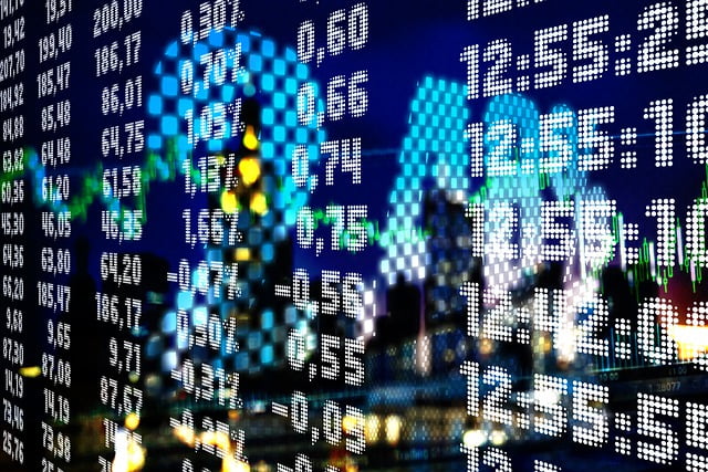 Mercados operam mistos com dados de emprego nos EUA no radar