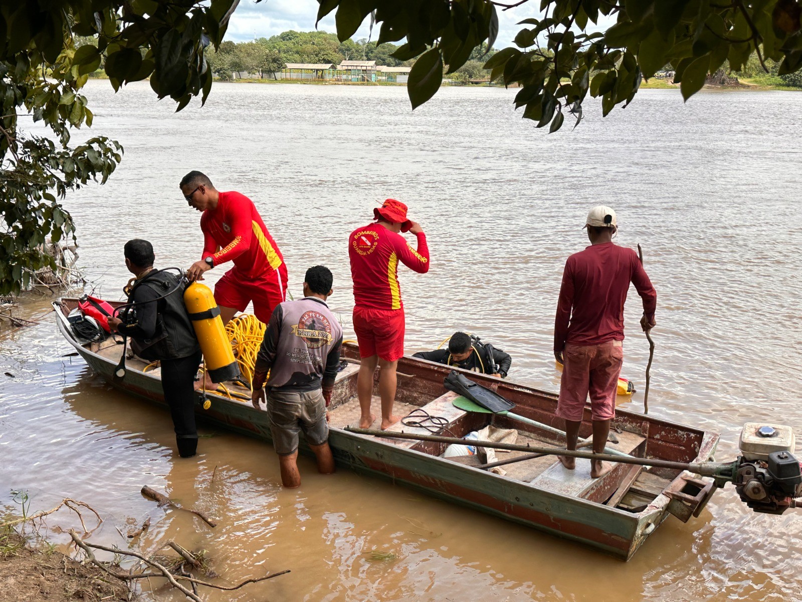 Mergulhadores fazem buscas por jovem que desapareceu no Rio Surubiú durante piracaia em Al
