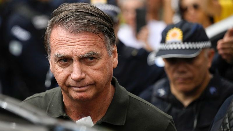 Michelle diz que Bolsonaro sofreu queda após crise e bateu a cabeça