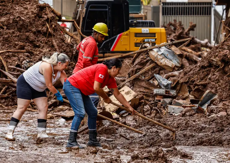 Minas Gerais: mortes nas chuvas sobem para 72 após operações de resgate em Zona da Mata