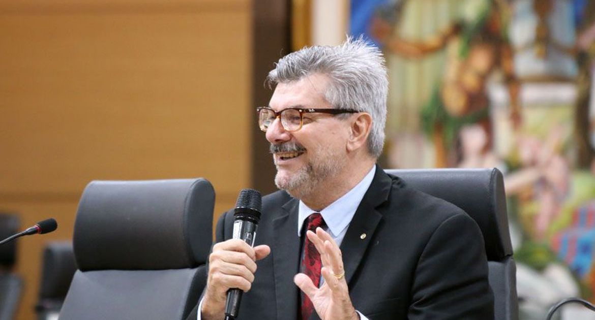 Ministro suspeito de importunação sexual seguirá recebendo salário? Entenda